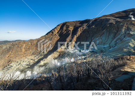 日本 神奈川県足柄下郡箱根町の大涌谷と冠ヶ岳の岩肌から噴き出る白い噴気 日本 神奈川県足柄下郡箱根町の大涌谷と冠ヶ岳の岩肌から噴き出る白い噴気 101311392