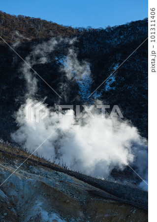 日本 神奈川県足柄下郡箱根町の大涌谷にある冠ヶ岳の岩肌から噴き出る白い噴気 日本 神奈川県足柄下郡箱根町の大涌谷にある冠ヶ岳の岩肌から噴き出る白い噴気 101311406