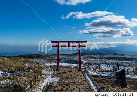 日本 神奈川県足柄下郡箱根町の駒ヶ岳山頂にある箱根元宮の鳥居 日本 神奈川県足柄下郡箱根町の駒ヶ岳山頂にある箱根元宮の鳥居 101311411