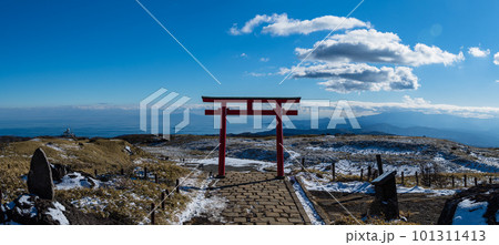 日本　神奈川県足柄下郡箱根町の駒ヶ岳山頂にある箱根元宮の鳥居 101311413