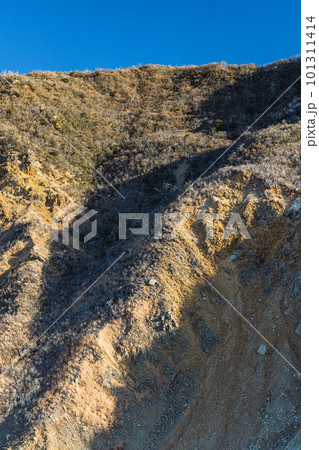 日本 神奈川県足柄下郡箱根町の大涌谷と冠ヶ岳の岩肌 日本 神奈川県足柄下郡箱根町の大涌谷と冠ヶ岳の岩肌 101311414