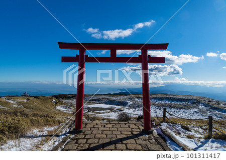 日本　神奈川県足柄下郡箱根町の駒ヶ岳山頂にある箱根元宮の鳥居 101311417
