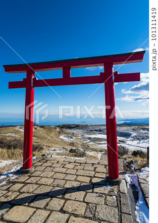 日本　神奈川県足柄下郡箱根町の駒ヶ岳山頂にある箱根元宮の鳥居 101311419