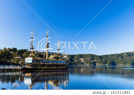 日本　神奈川県足柄下郡箱根町の元箱根港に止まっている箱根海賊船と芦ノ湖 101311891