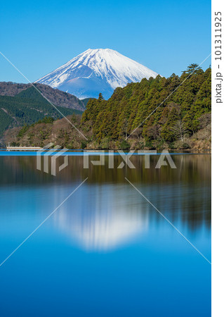 日本 神奈川県足柄下郡箱根町の芦ノ湖の水面に反射して映っている富士山 日本 神奈川県足柄下郡箱根町の芦ノ湖の水面に反射して映っている富士山 101311925