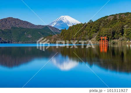日本 神奈川県足柄下郡箱根町の元箱根港からの芦ノ湖と箱根神社の平和の鳥居と後ろに見える富士山 日本 神奈川県足柄下郡箱根町の元箱根港からの芦ノ湖と箱根神社の平和の鳥居と後ろに見える富士山 101311927