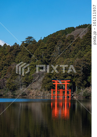 日本 神奈川県足柄下郡箱根町の元箱根港からの芦ノ湖と箱根神社の平和の鳥居 日本 神奈川県足柄下郡箱根町の元箱根港からの芦ノ湖と箱根神社の平和の鳥居 101311937