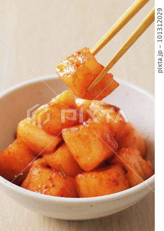 子皿に盛り付けたカクテキキムチ 101312029