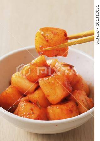 子皿に盛り付けたカクテキキムチ 101312031