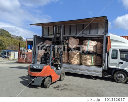 トラックからフォークリフトでプラスチックフレコンを下しリサイクル施設へ 101312037
