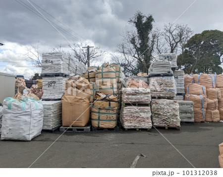 リサイクルを待つフレコンに入ったプラスチック リサイクルを待つフレコンに入ったプラスチック 101312038