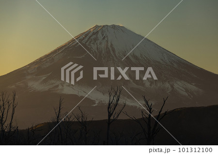 日本　神奈川県足柄下郡箱根町にある箱根ロープウェイから見える夕焼け空とオレンジ色に染まった富士山 101312100