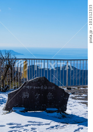 日本　神奈川県足柄下郡箱根町の駒ヶ岳の山頂広場から眺める駿河湾 101312335