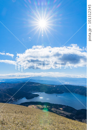 日本 神奈川県足柄下郡箱根町の駒ヶ岳の山頂広場から眺める芦ノ湖と駿河湾 日本 神奈川県足柄下郡箱根町の駒ヶ岳の山頂広場から眺める芦ノ湖と駿河湾 101312345