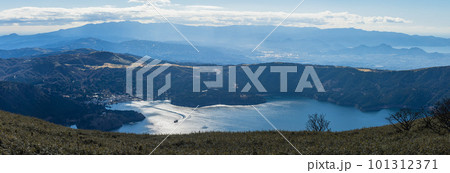 日本　神奈川県足柄下郡箱根町の駒ヶ岳の山頂広場から眺める芦ノ湖と駿河湾 101312371