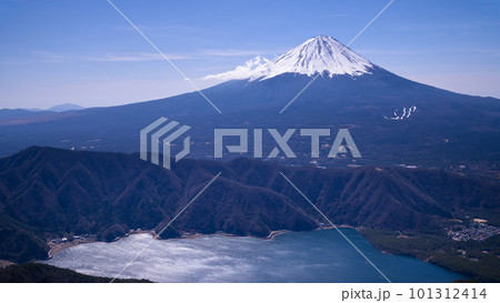 （山梨県）雪頭ヶ岳より望む富士山と西湖の絶景 101312414