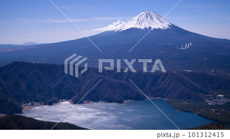（山梨県）雪頭ヶ岳より望む富士山と西湖の絶景 101312415