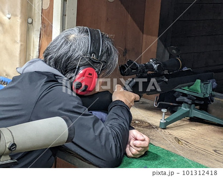 ライフル銃の練習をするハンター 101312418