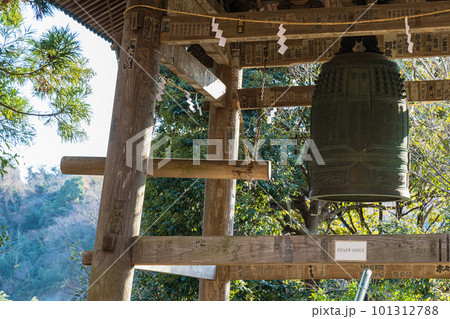 日本　神奈川県鎌倉市の杉本寺にある鐘楼堂の梵鐘 101312788