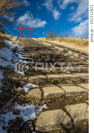 日本 神奈川県足柄下郡箱根町の駒ヶ岳山頂にある箱根元宮の鳥居 日本 神奈川県足柄下郡箱根町の駒ヶ岳山頂にある箱根元宮の鳥居 101312822