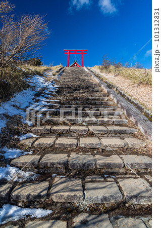 日本 神奈川県足柄下郡箱根町の駒ヶ岳山頂にある箱根元宮の鳥居 日本 神奈川県足柄下郡箱根町の駒ヶ岳山頂にある箱根元宮の鳥居 101312831