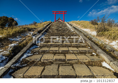 日本 神奈川県足柄下郡箱根町の駒ヶ岳山頂にある箱根元宮の鳥居 日本 神奈川県足柄下郡箱根町の駒ヶ岳山頂にある箱根元宮の鳥居 101312837