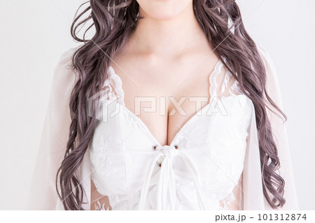 女性の胸元 woman's chest 女性の胸元 woman's chest 101312874