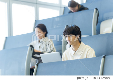 授業を受ける大学生の写真 101312909