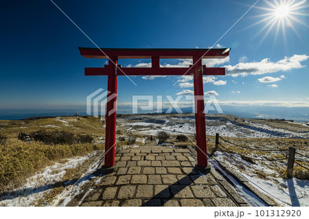 日本　神奈川県足柄下郡箱根町の駒ヶ岳山頂にある箱根元宮の鳥居 101312920