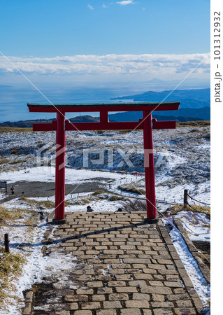 日本 神奈川県足柄下郡箱根町の駒ヶ岳山頂にある箱根元宮の鳥居 日本 神奈川県足柄下郡箱根町の駒ヶ岳山頂にある箱根元宮の鳥居 101312932