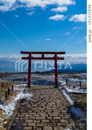 日本　神奈川県足柄下郡箱根町の駒ヶ岳山頂にある箱根元宮の鳥居 101312936