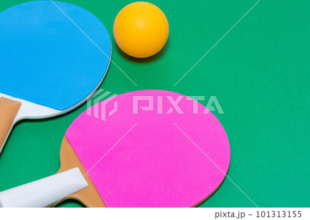 緑の背景に置かれた卓球ラケット 101313155