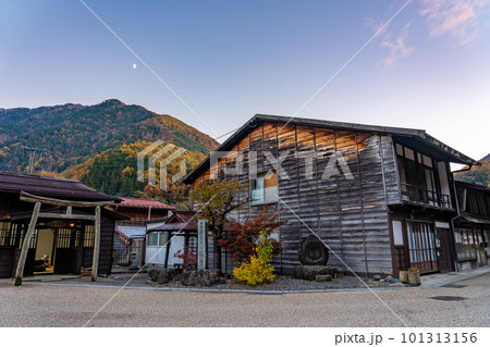 長野県塩尻市　秋の紅葉が美しい夕方の奈良井宿のまちなみの中の鍵の手 101313156