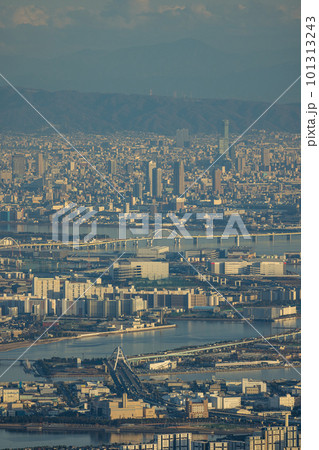 日本　兵庫県神戸市の六甲山天覧台から眺める尼崎と大阪の街並み 101313243