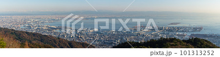 日本　兵庫県神戸市の六甲山天覧台から眺める神戸と大阪の街並みと大阪湾と六甲アイランド 101313252