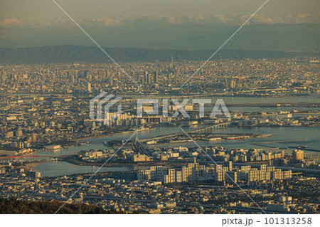 日本　兵庫県神戸市の六甲山天覧台から眺める尼崎と大阪の街並み 101313258