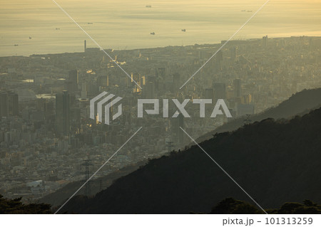 日本 兵庫県神戸市の六甲山天覧台から眺める神戸市街と港の街並み 日本 兵庫県神戸市の六甲山天覧台から眺める神戸市街と港の街並み 101313259