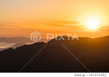 日本 兵庫県神戸市の六甲山天覧台から見える夕日と夕焼け空 日本 兵庫県神戸市の六甲山天覧台から見える夕日と夕焼け空 101313263
