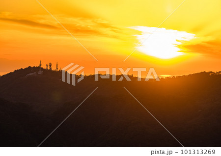 日本　兵庫県神戸市の六甲山天覧台から見える日没と夕焼け空 101313269