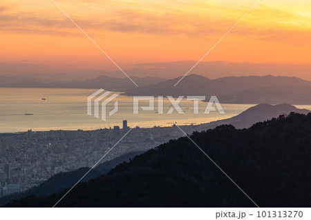 日本　兵庫県神戸市の六甲山天覧台から見えるマジックアワー時の神戸の街並みと大阪湾 101313270