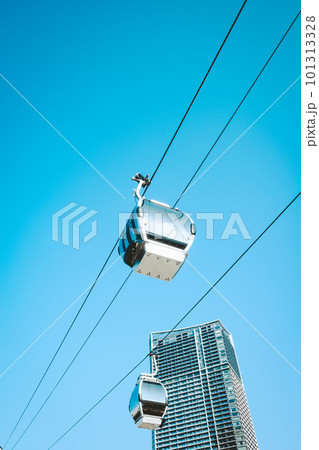 青空の下をロープウェイが運行する都市風景　c-5 フィルム調 101313328