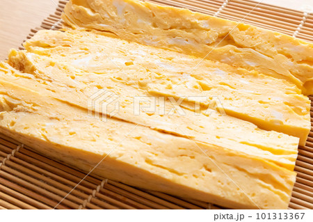 縦長4等分にカットした厚焼き玉子 101313367