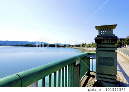 和歌浦、あしべ橋のほとりから対岸の片男波公園を見る風景　和歌山市 101313375