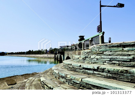 和歌浦、あしべ橋のほとりから片男波公園を見る風景 和歌山市 和歌浦、あしべ橋のほとりから片男波公園を見る風景 和歌山市 101313377