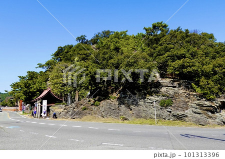 和歌浦、鹽竈(しおがま)神社と鏡山をあしべ橋のたもとから見る風景 和歌山市 和歌浦、鹽竈(しおがま)神社と鏡山をあしべ橋のたもとから見る風景 和歌山市 101313396