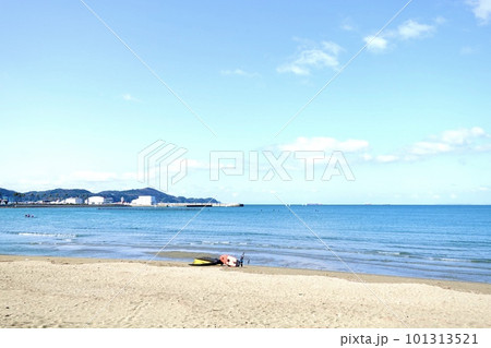 浜の宮ビーチ海水浴場、波打ち際のウインドサーフィン越しに海が見える風景 和歌山市 浜の宮ビーチ海水浴場、波打ち際のウインドサーフィン越しに海が見える風景 和歌山市 101313521