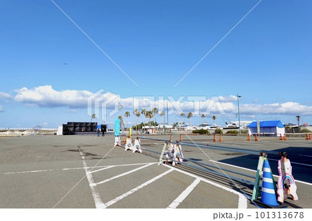 和歌山マリーナシティ、駐車場でステージ会場を設営している風景　和歌山市 101313678