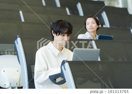 授業を受ける大学生の写真 101313705