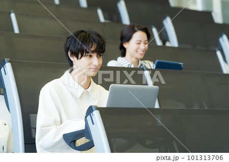 授業を受ける大学生の写真 101313706