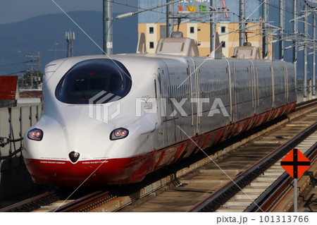 新大村駅を発車する西九州新幹線N700S系 101313766